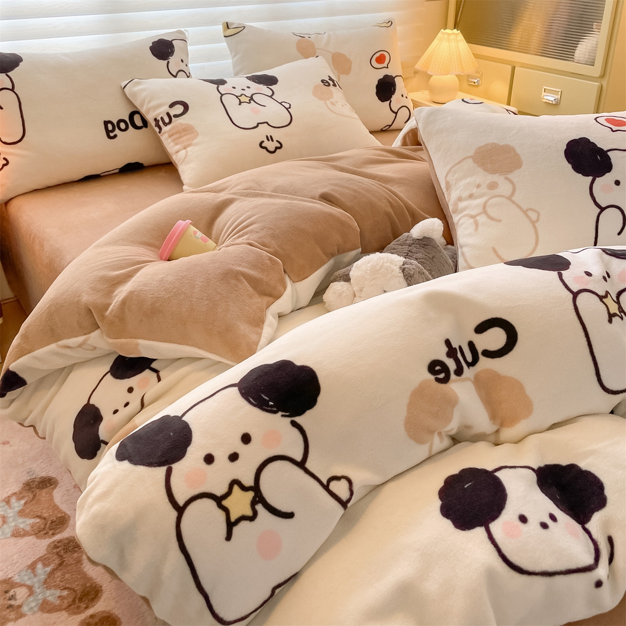 91家纺网 家纺一手货源 找家纺 美澳家纺 2025新款190克加厚牛奶绒印花四件套 快乐小狗