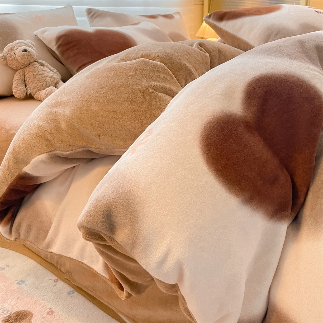 91家纺网 家纺一手货源 找家纺 美澳家纺 2025新款190克加厚牛奶绒印花四件套 心动