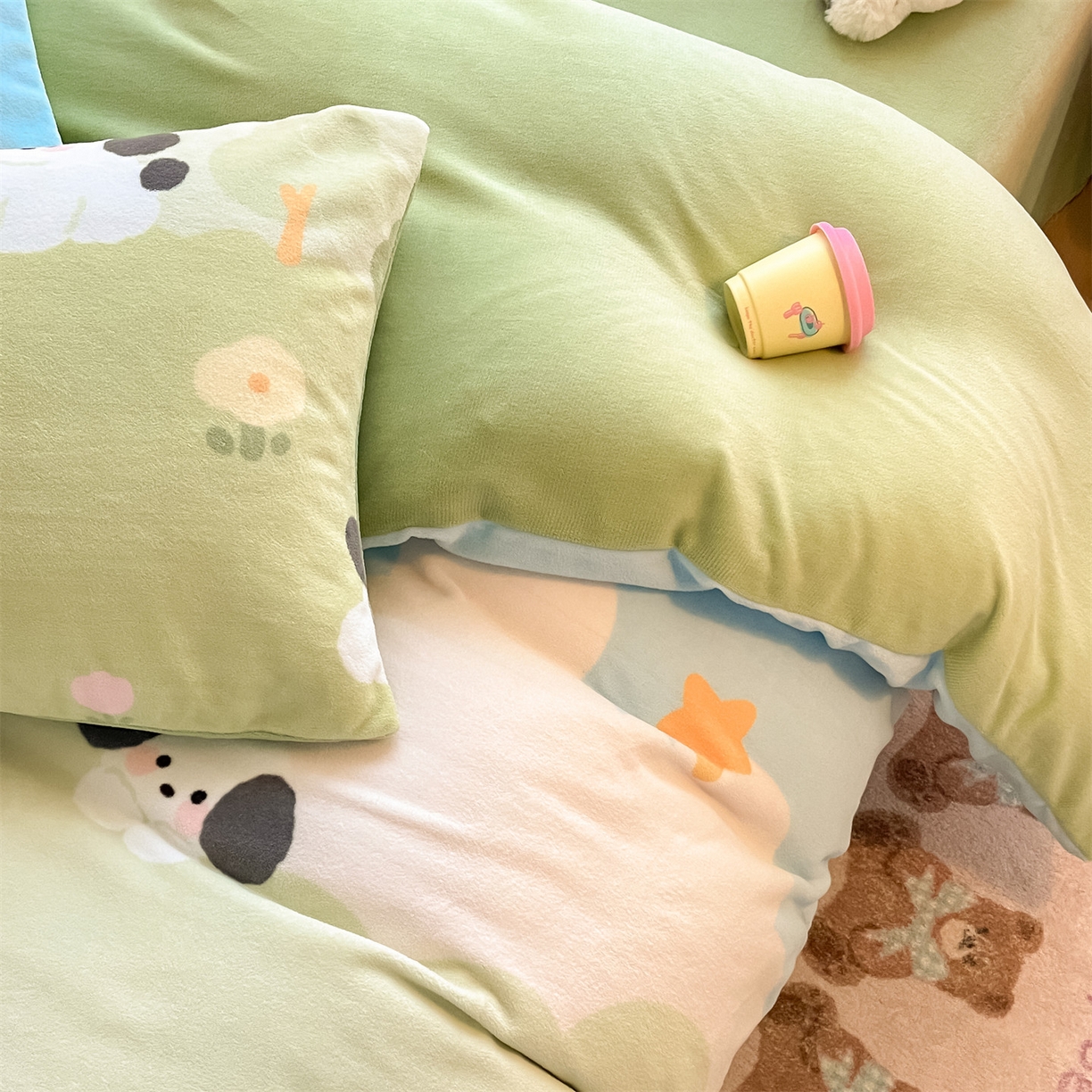 91家纺网 家纺一手货源 找家纺 美澳家纺 2025新款190克加厚牛奶绒印花四件套 蓝天小狗