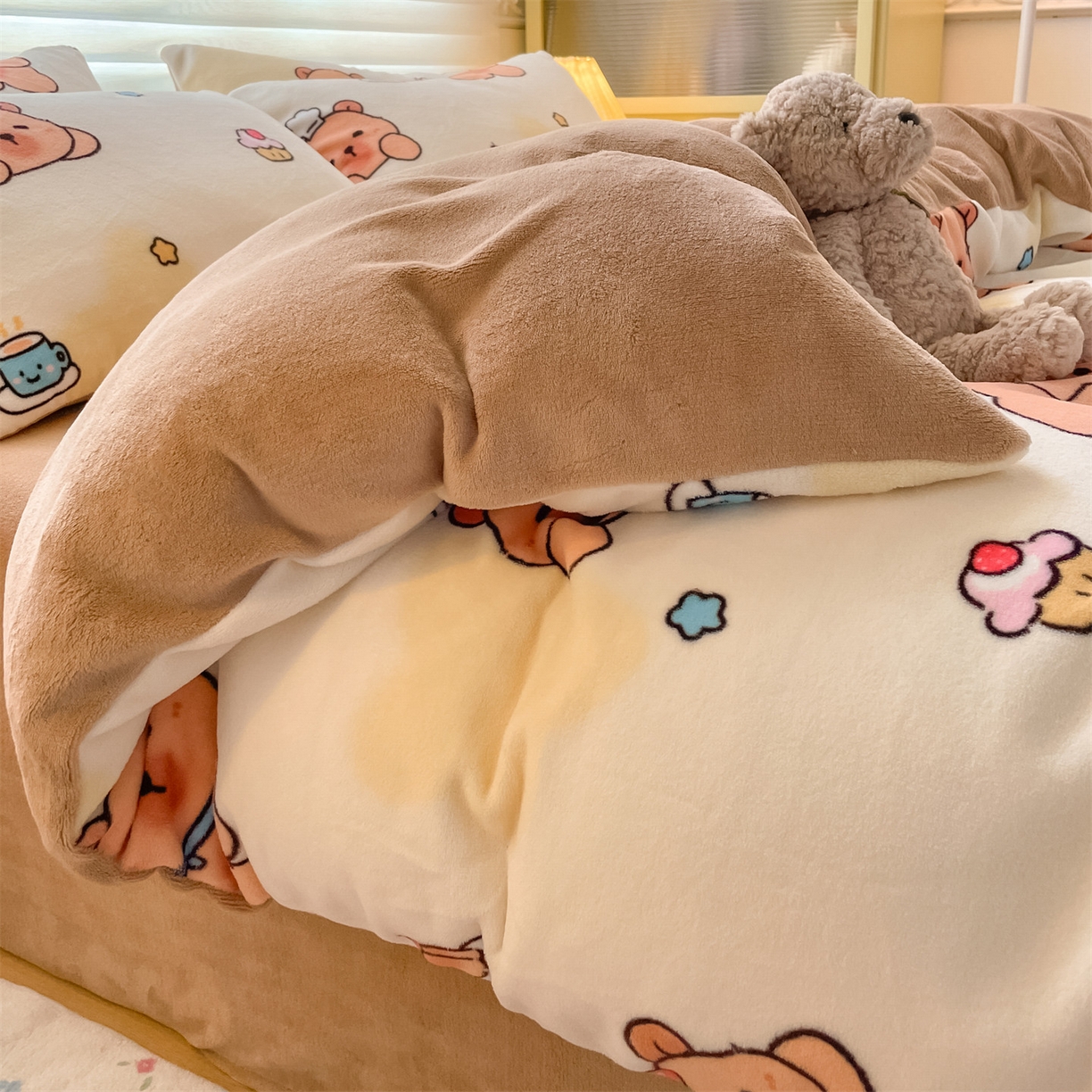 91家纺网 家纺一手货源 找家纺 美澳家纺 2025新款190克加厚牛奶绒印花四件套 可爱吧啦