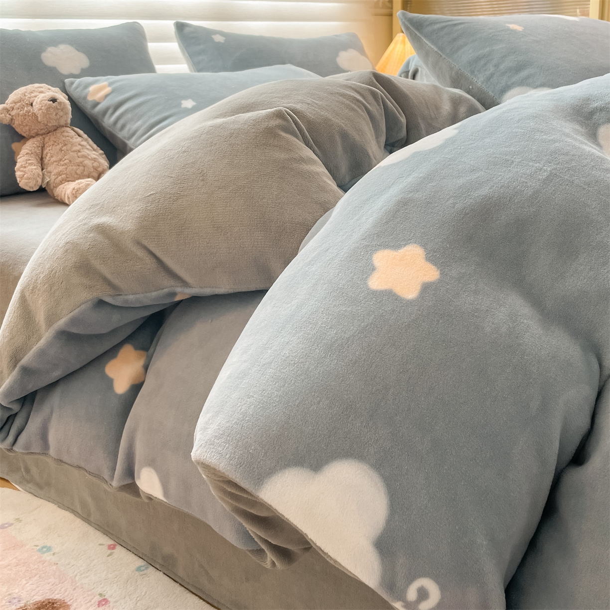 91家纺网 家纺一手货源 找家纺 美澳家纺 2025新款190克加厚牛奶绒印花四件套 云朵