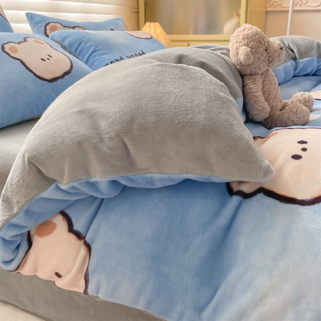 91家纺网 家纺一手货源 找家纺 美澳家纺 2025新款190克加厚牛奶绒印花四件套 调皮熊