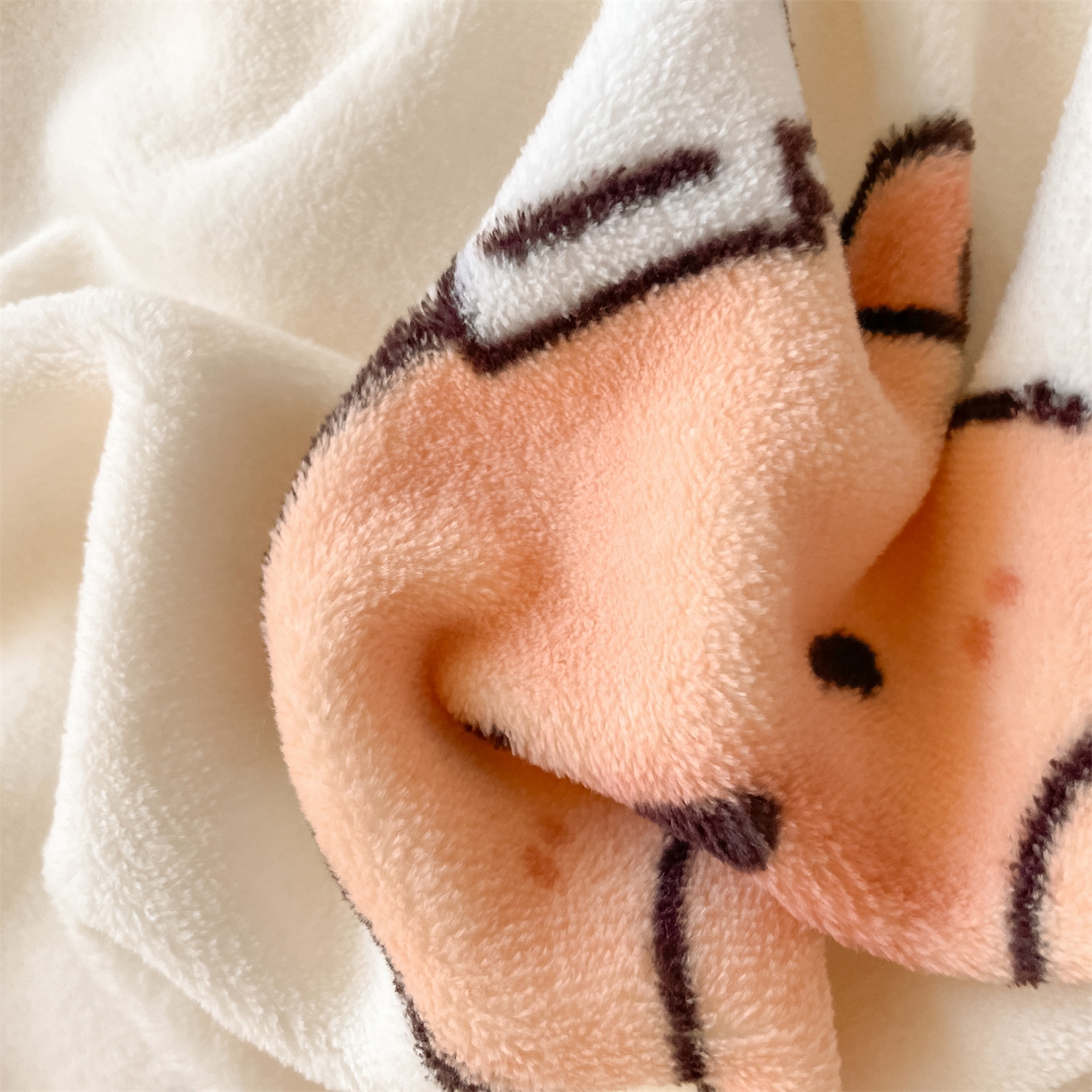 91家纺网 家纺一手货源 找家纺 美澳家纺 2025新款190克加厚牛奶绒印花四件套 可爱吧啦