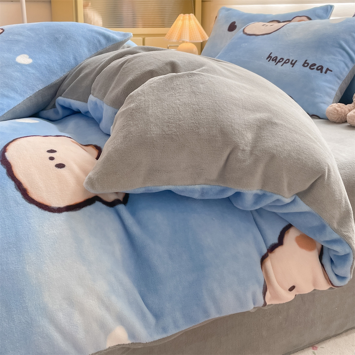 91家纺网 家纺一手货源 找家纺 美澳家纺 2025新款190克加厚牛奶绒印花四件套 调皮熊