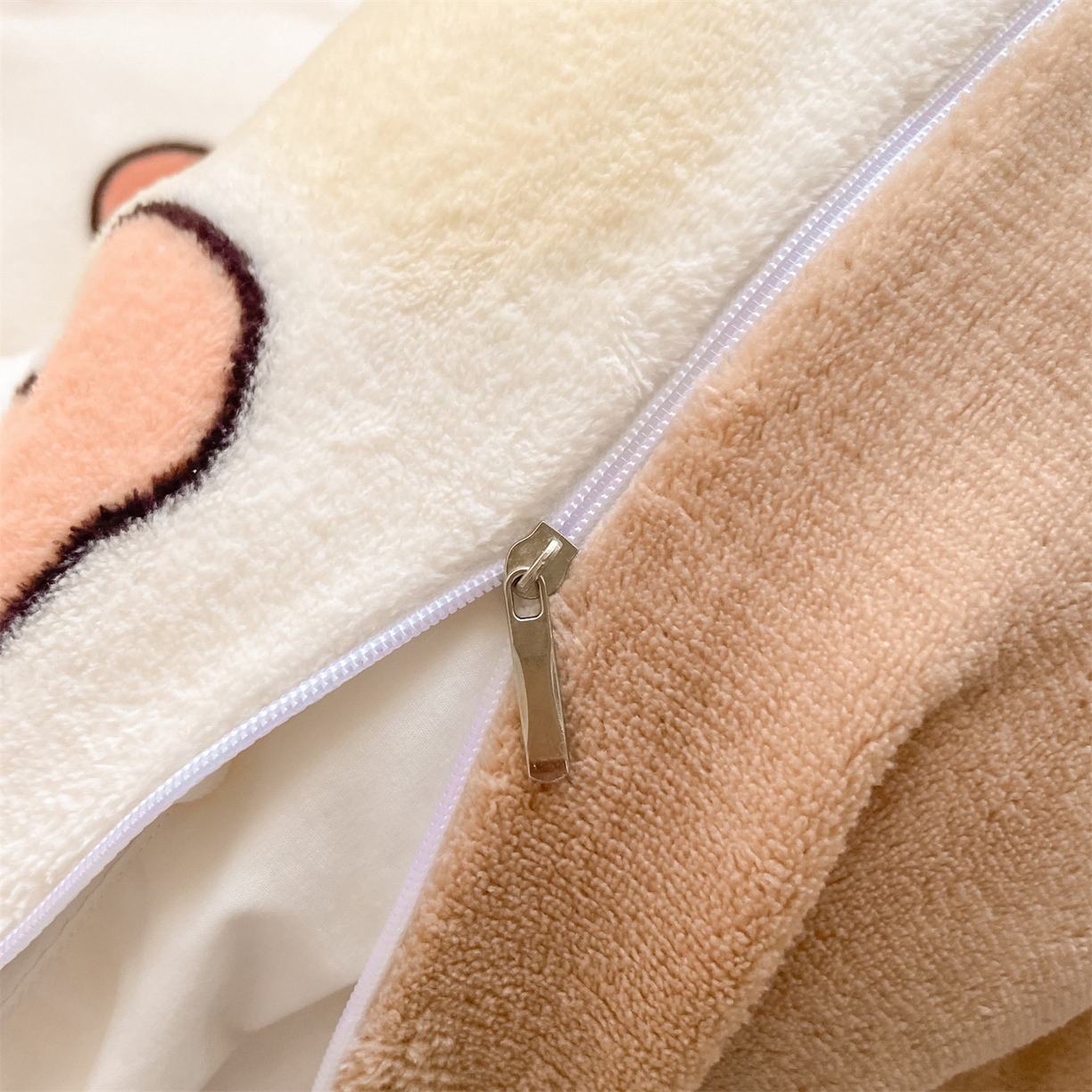 91家纺网 家纺一手货源 找家纺 美澳家纺 2025新款190克加厚牛奶绒印花四件套 可爱吧啦