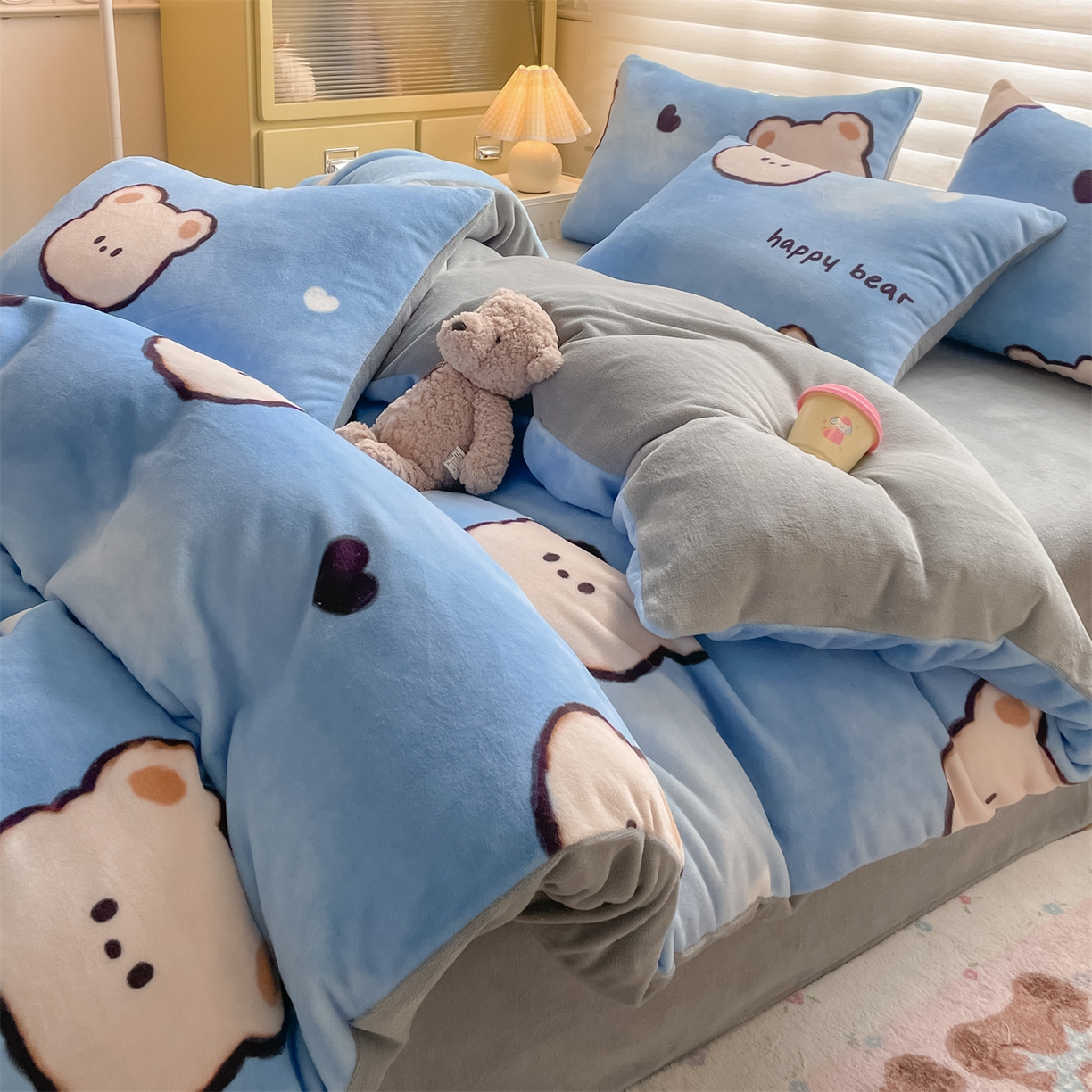 91家纺网 家纺一手货源 找家纺 美澳家纺 2025新款190克加厚牛奶绒印花四件套 调皮熊