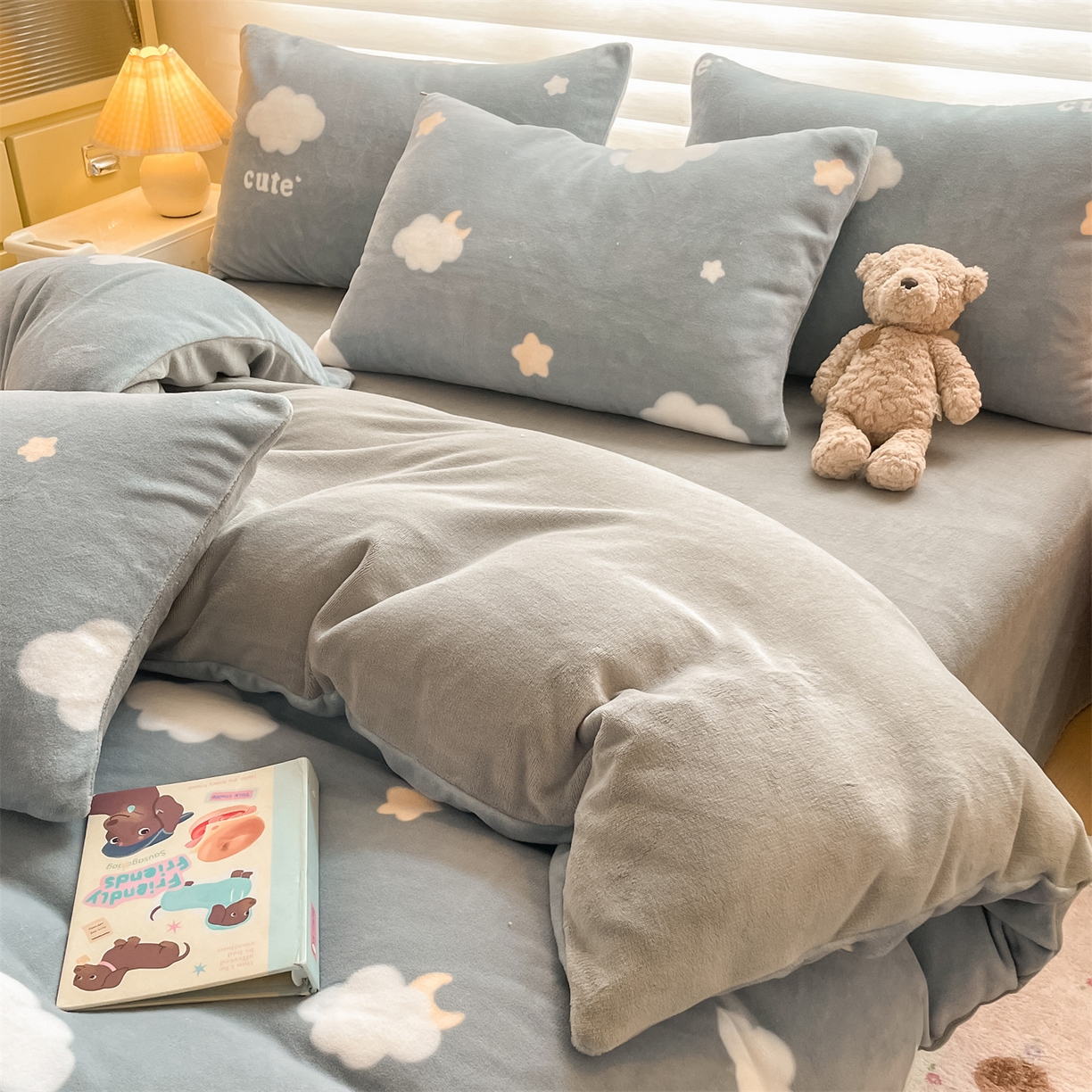 91家纺网 家纺一手货源 找家纺 美澳家纺 2025新款190克加厚牛奶绒印花四件套 云朵