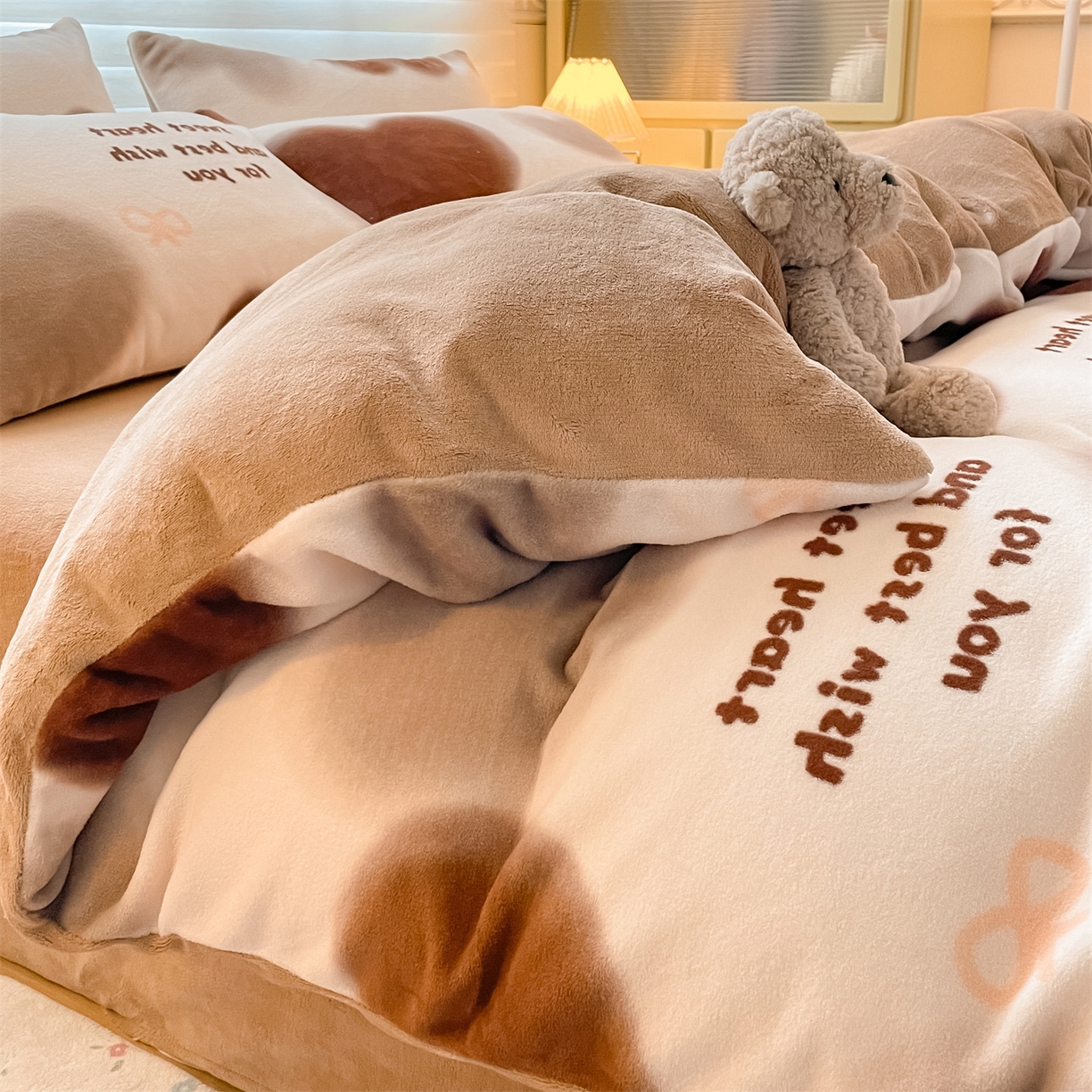 91家纺网 家纺一手货源 找家纺 美澳家纺 2025新款190克加厚牛奶绒印花四件套 心动