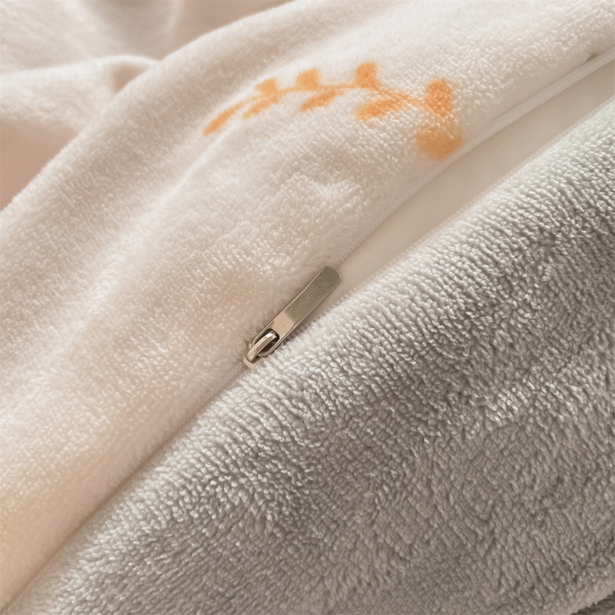 91家纺网 家纺一手货源 找家纺 美澳家纺 2025新款190克加厚牛奶绒印花四件套 花期