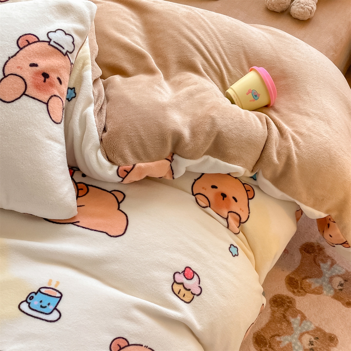 91家纺网 家纺一手货源 找家纺 美澳家纺 2025新款190克加厚牛奶绒印花四件套 可爱吧啦