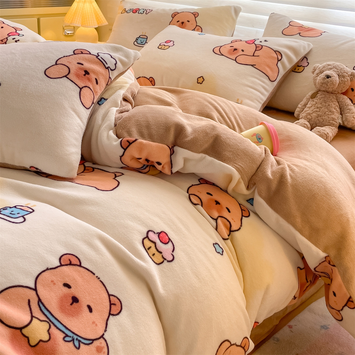 91家纺网 家纺一手货源 找家纺 美澳家纺 2025新款190克加厚牛奶绒印花四件套 可爱吧啦