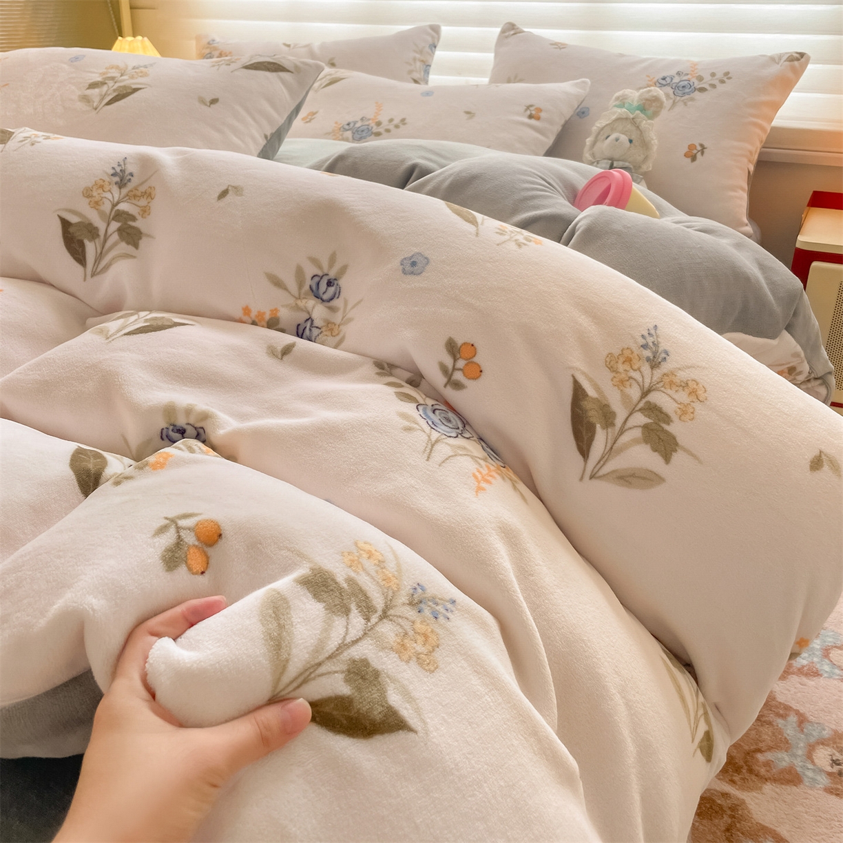 91家纺网 家纺一手货源 找家纺 美澳家纺 2025新款190克加厚牛奶绒印花四件套 花期