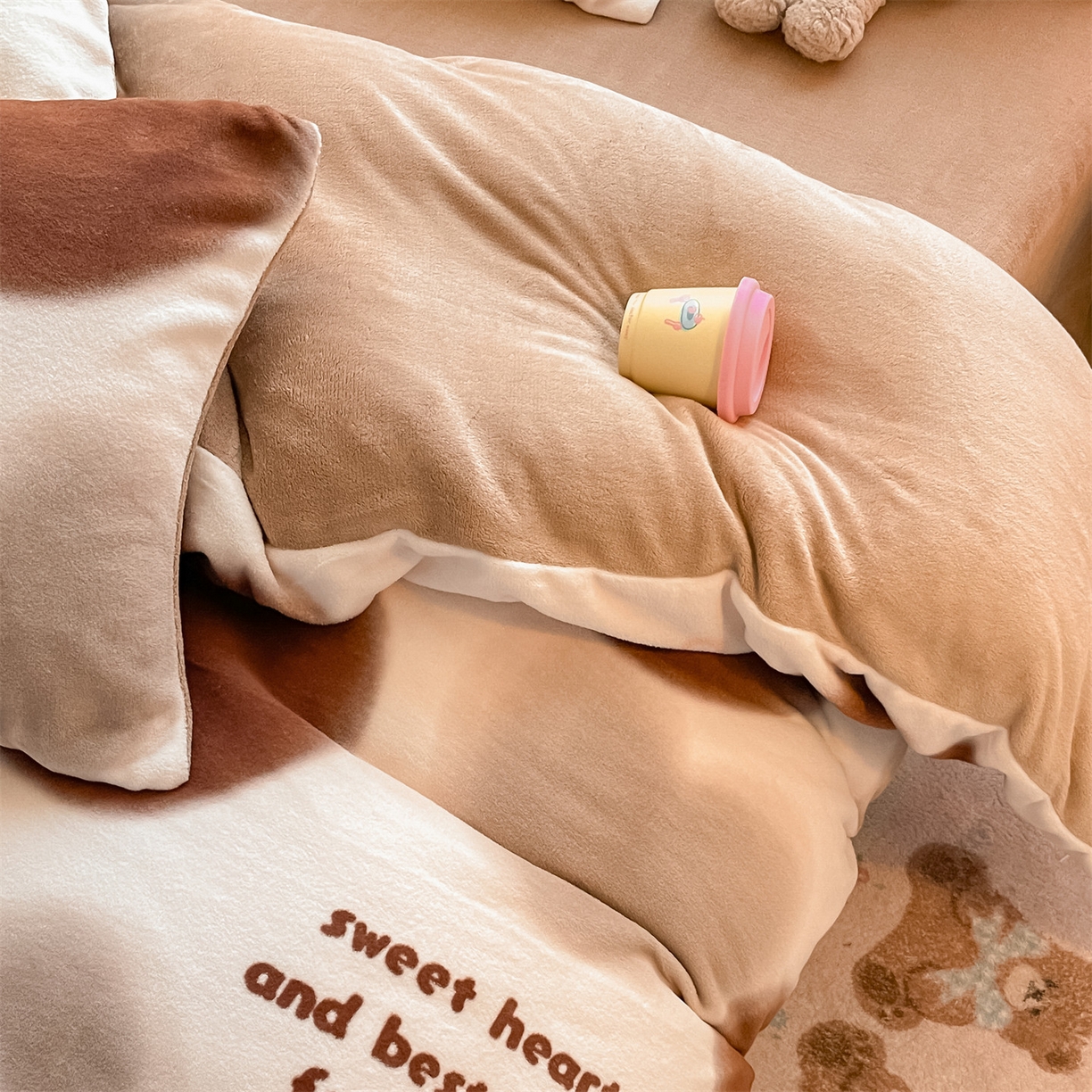 91家纺网 家纺一手货源 找家纺 美澳家纺 2025新款190克加厚牛奶绒印花四件套 心动