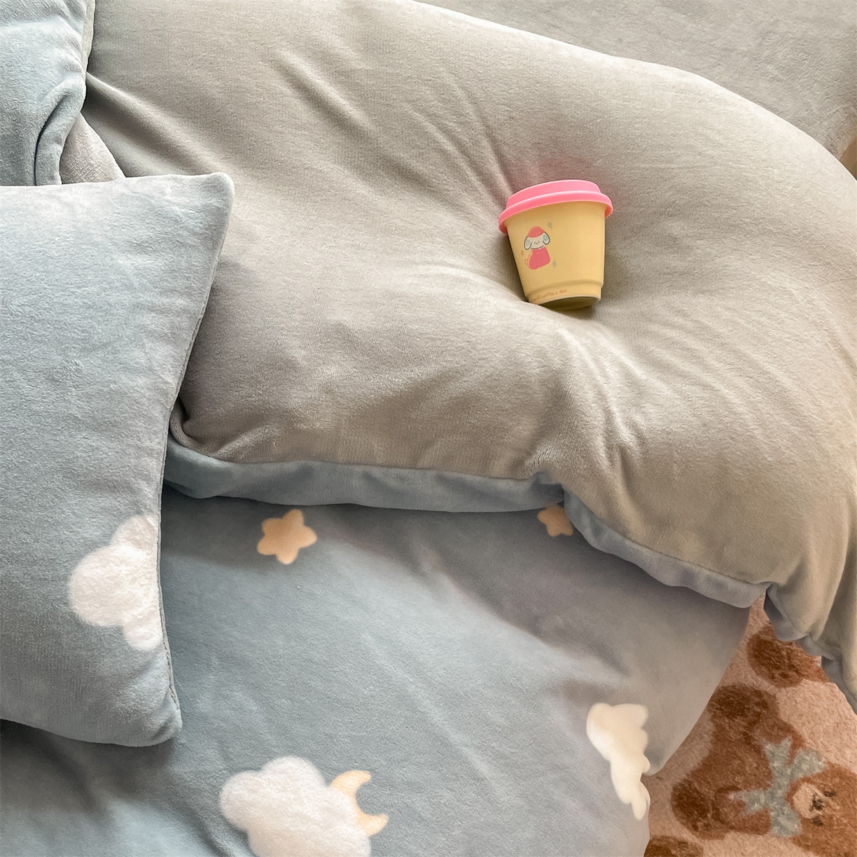 91家纺网 家纺一手货源 找家纺 美澳家纺 2025新款190克加厚牛奶绒印花四件套 云朵