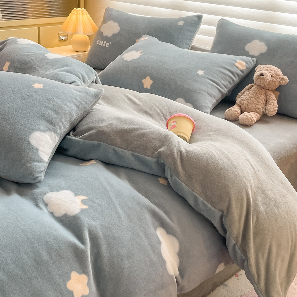 91家纺网 家纺一手货源 找家纺 美澳家纺 2025新款190克加厚牛奶绒印花四件套 云朵