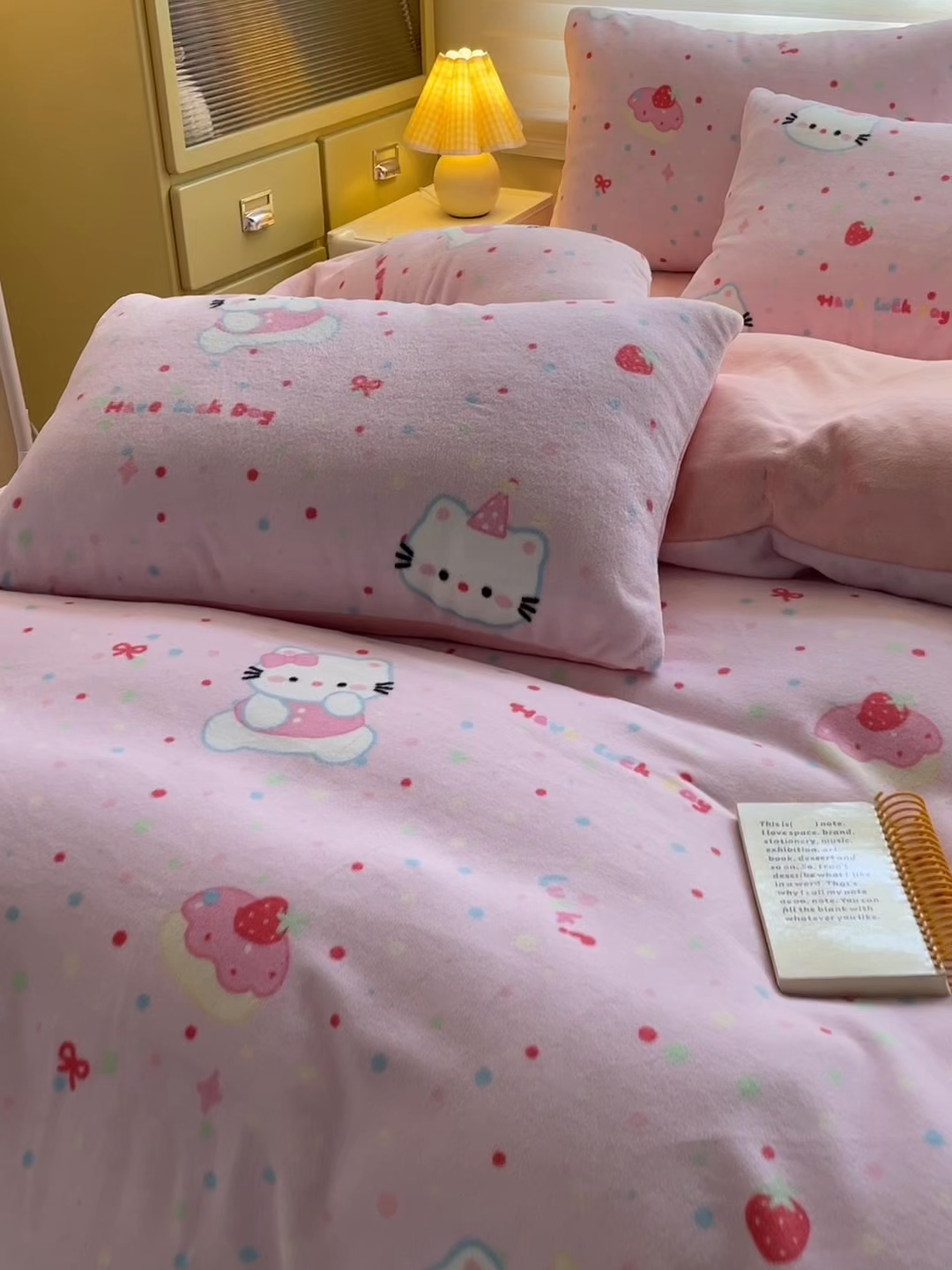 91家纺网 家纺一手货源 找家纺 美澳家纺 2025新款190克加厚牛奶绒印花四件套 草莓喵喵