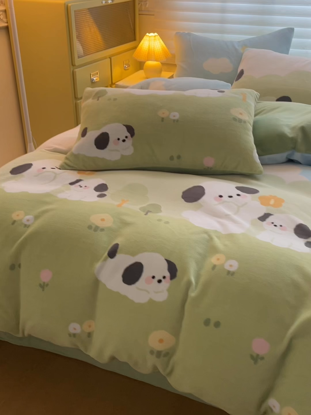 91家纺网 家纺一手货源 找家纺 美澳家纺 2025新款190克加厚牛奶绒印花四件套 蓝天小狗