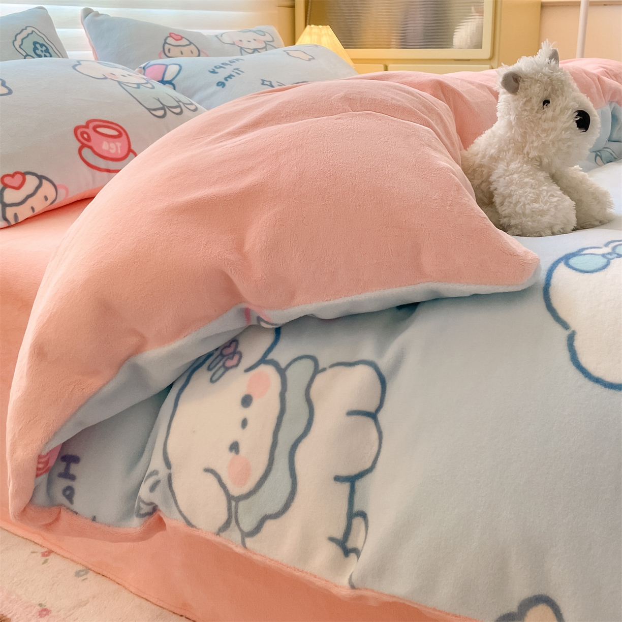 91家纺网 家纺一手货源 找家纺 美澳家纺 2025新款190克加厚牛奶绒印花四件套 奶油大耳狗