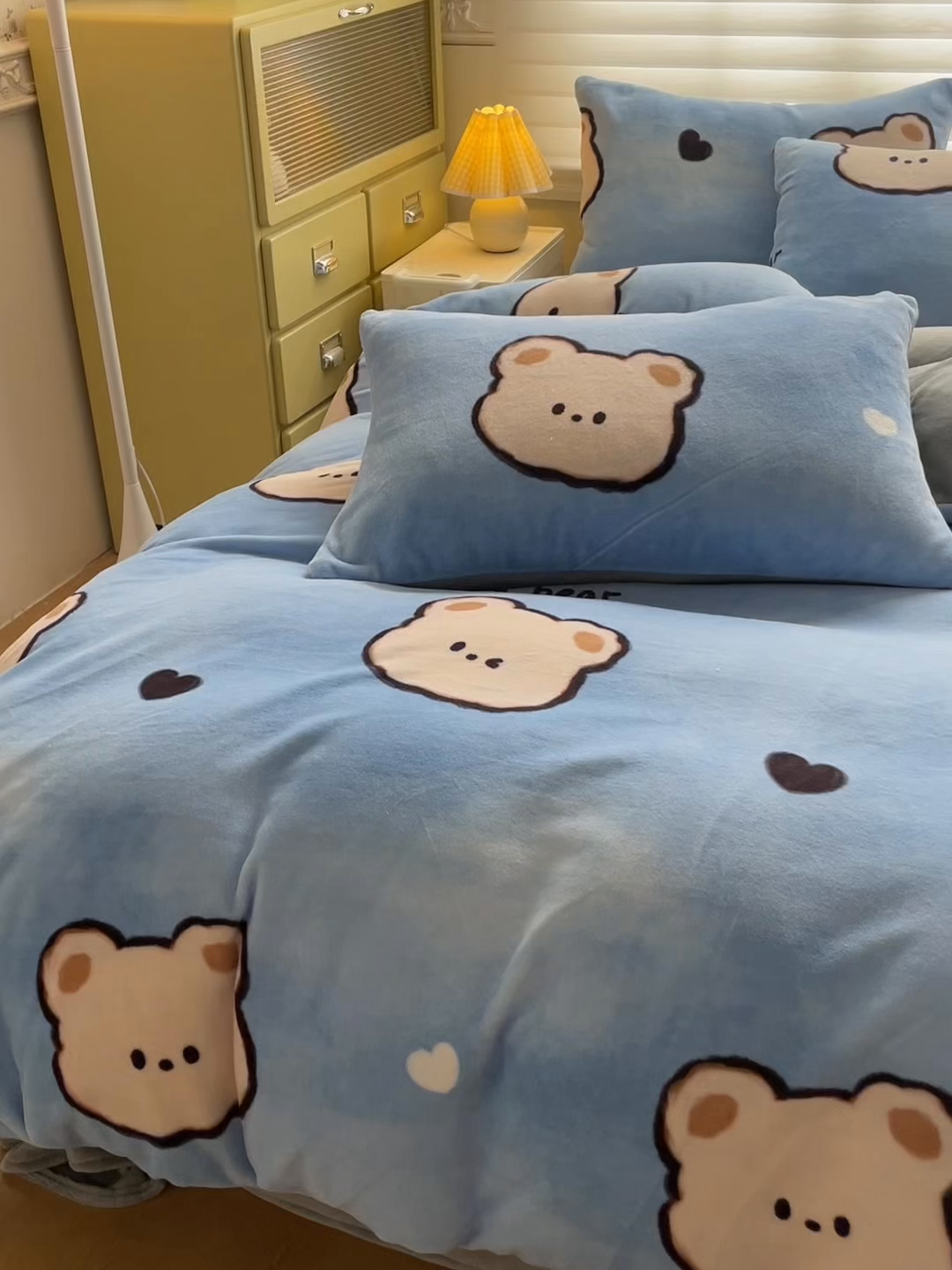 91家纺网 家纺一手货源 找家纺 美澳家纺 2025新款190克加厚牛奶绒印花四件套 调皮熊