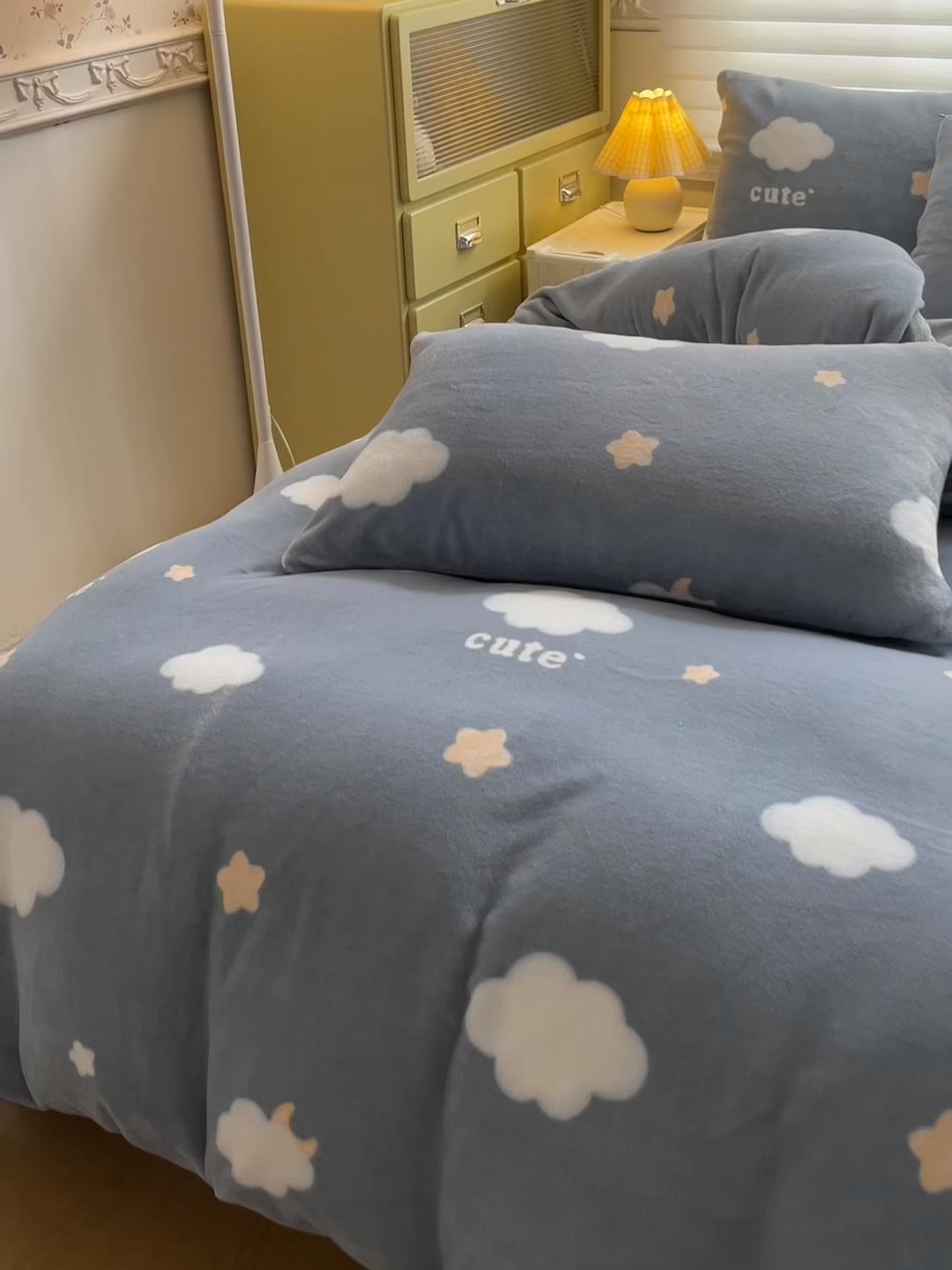 91家纺网 家纺一手货源 找家纺 美澳家纺 2025新款190克加厚牛奶绒印花四件套 云朵