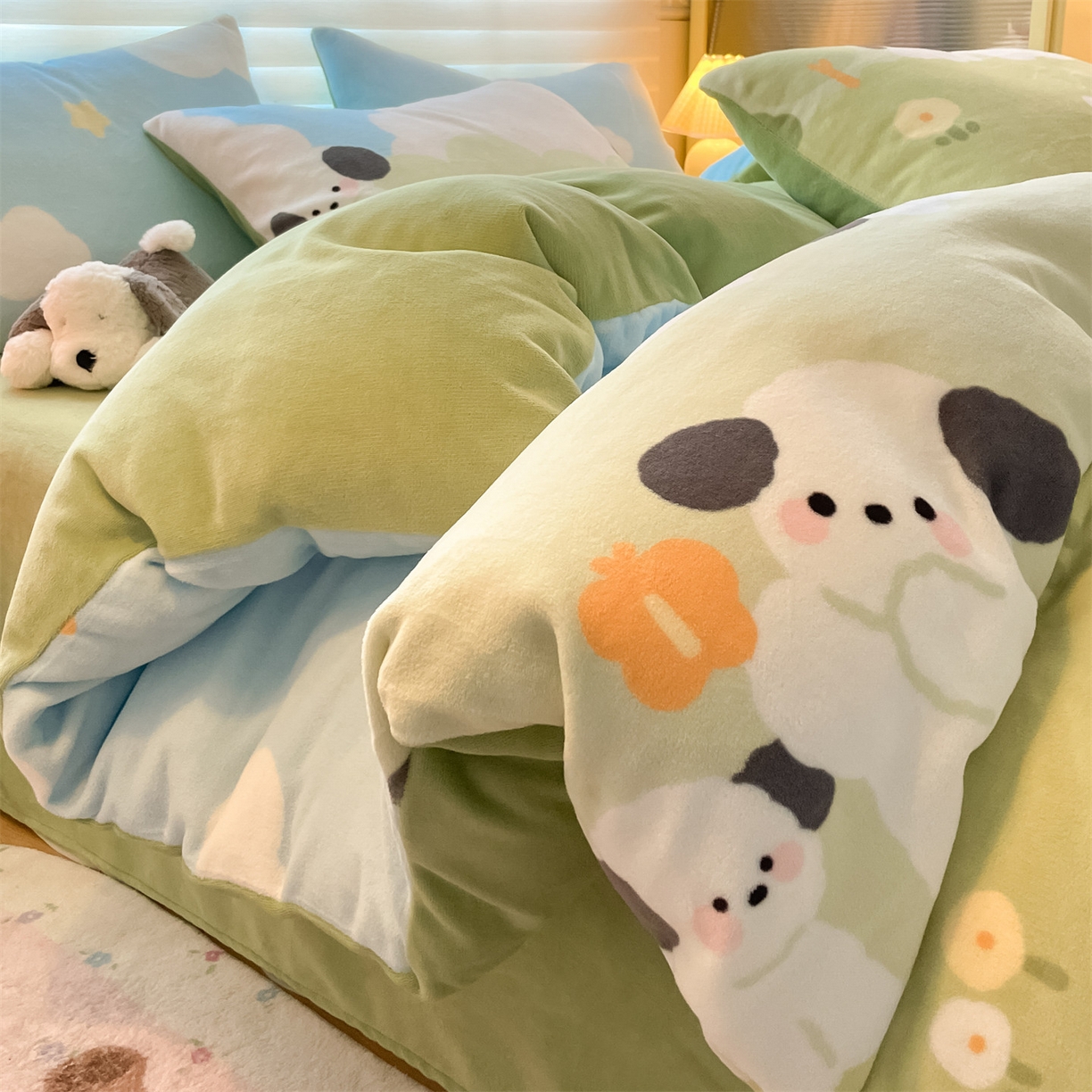 91家纺网 家纺一手货源 找家纺 美澳家纺 2025新款190克加厚牛奶绒印花四件套 蓝天小狗