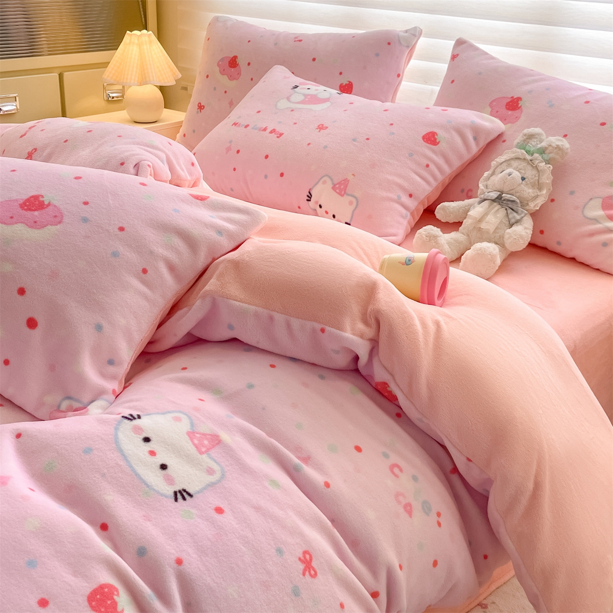 91家纺网 家纺一手货源 找家纺 美澳家纺 2025新款190克加厚牛奶绒印花四件套 草莓喵喵