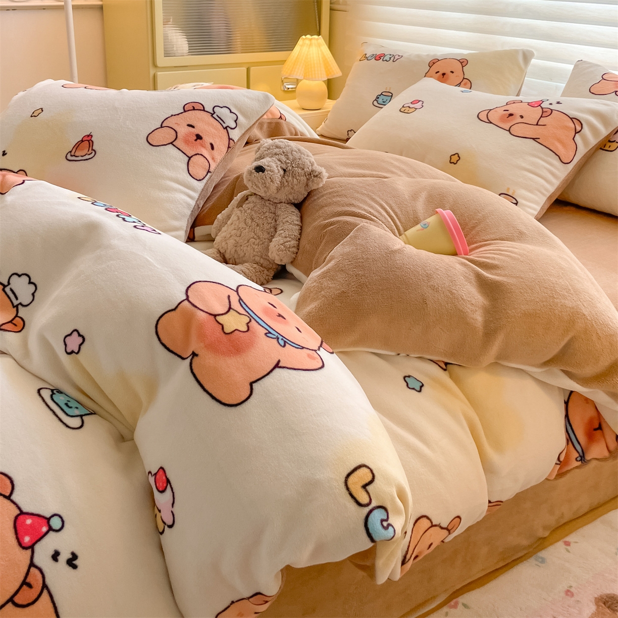 91家纺网 家纺一手货源 找家纺 美澳家纺 2025新款190克加厚牛奶绒印花四件套 可爱吧啦