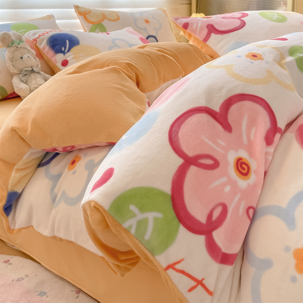 91家纺网 家纺一手货源 找家纺 美澳家纺 2025新款190克加厚牛奶绒印花四件套 多彩生活