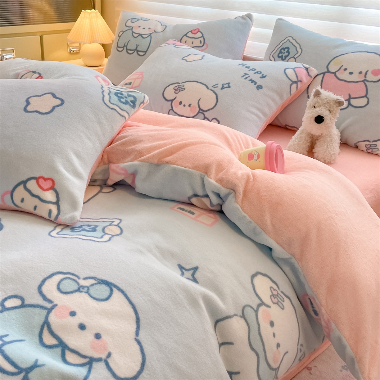 91家纺网 家纺一手货源 找家纺 美澳家纺 2025新款190克加厚牛奶绒印花四件套 奶油大耳狗