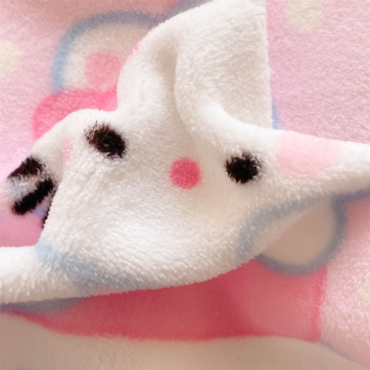 91家纺网 家纺一手货源 找家纺 美澳家纺 2025新款190克加厚牛奶绒印花四件套 草莓喵喵