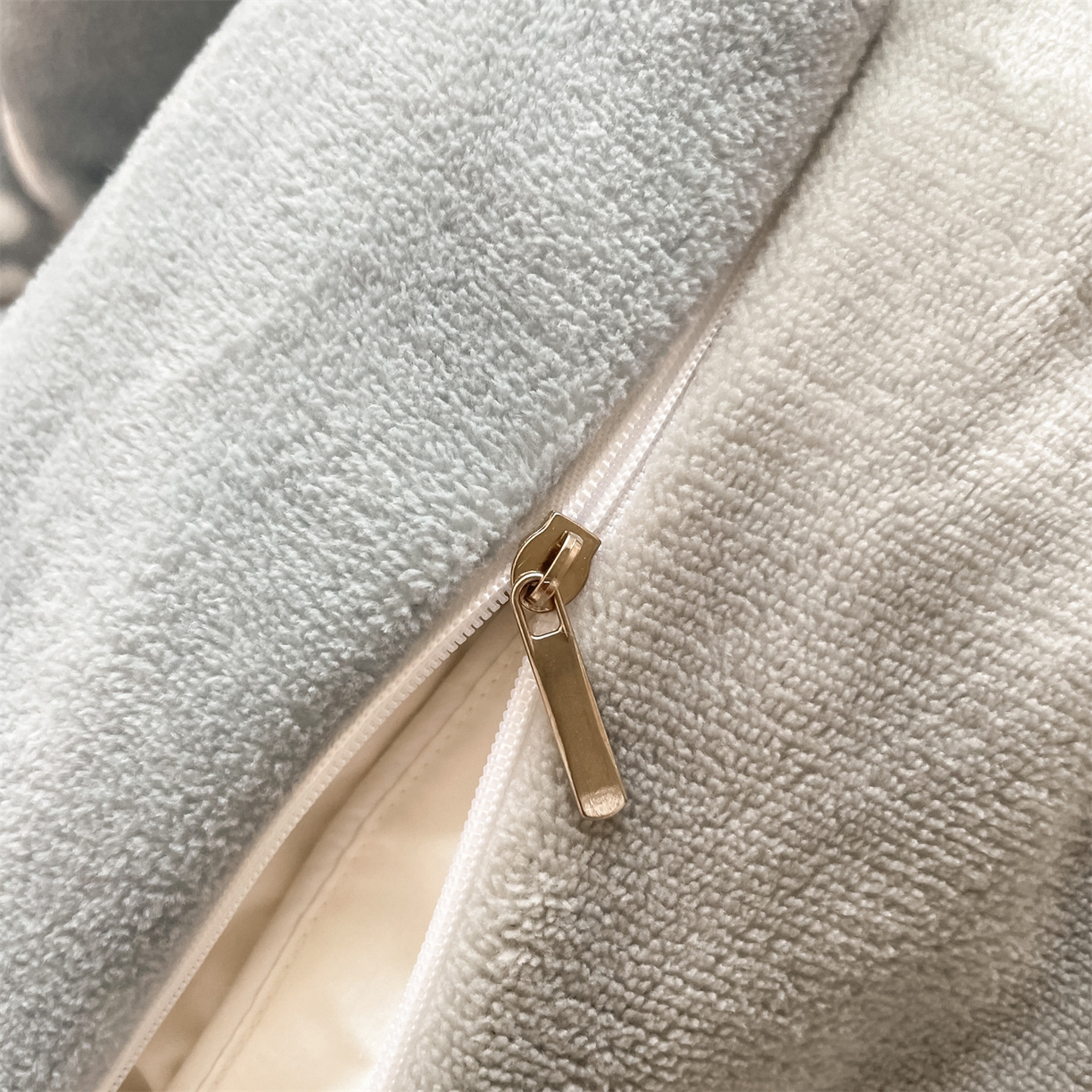 91家纺网 家纺一手货源 找家纺 美澳家纺 2025新款190克加厚牛奶绒印花四件套 云朵