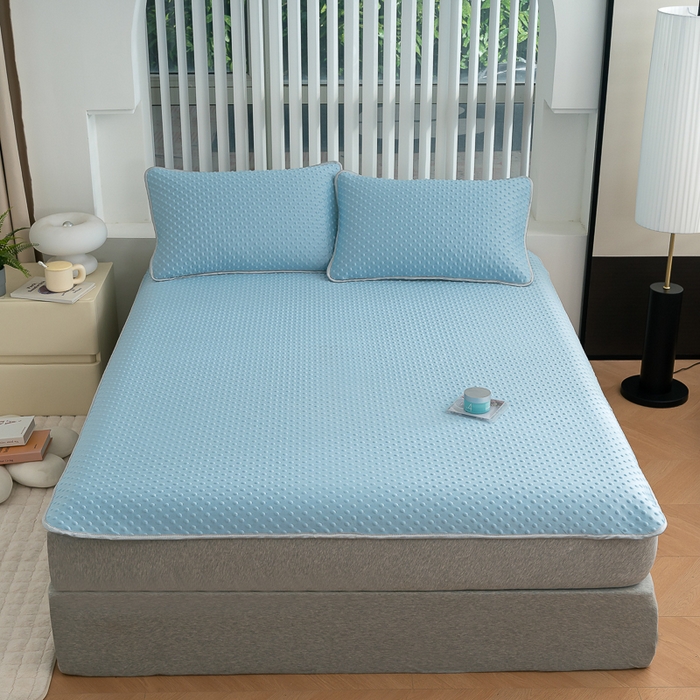 91家纺网 家纺一手货源 找家纺 梵克保罗 2025新款3D轻奢风直播网红热款凉感丝冰豆豆三明治复合床单款凉席两件套三件套 天空蓝