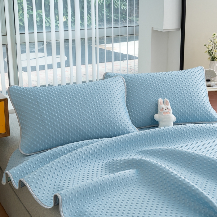 91家纺网 家纺一手货源 找家纺 梵克保罗 2025新款3D轻奢风直播网红热款凉感丝冰豆豆三明治复合床单款凉席两件套三件套 天空蓝