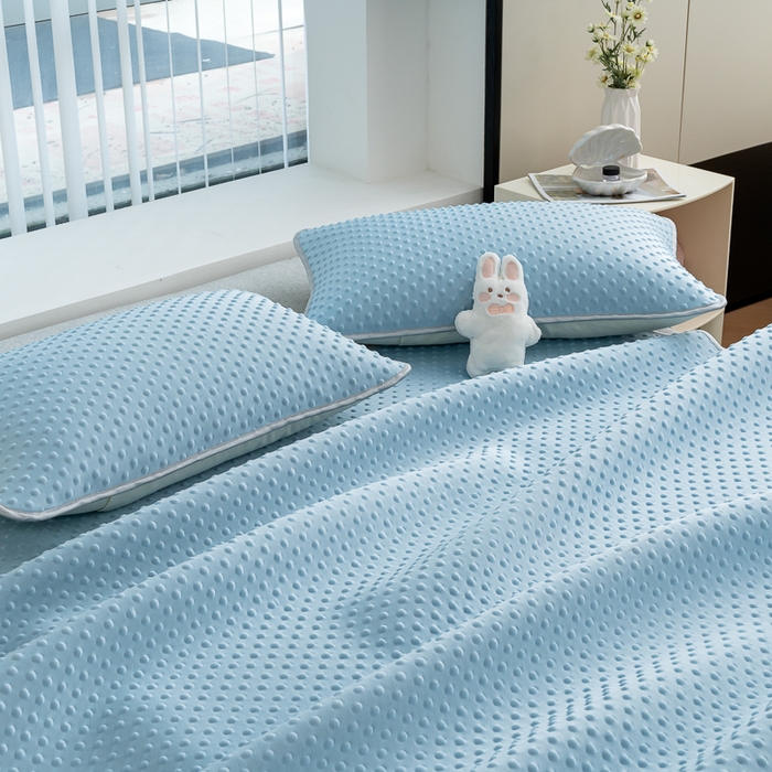 91家纺网 家纺一手货源 找家纺 梵克保罗 2025新款3D轻奢风直播网红热款凉感丝冰豆豆三明治复合床单款凉席两件套三件套 天空蓝