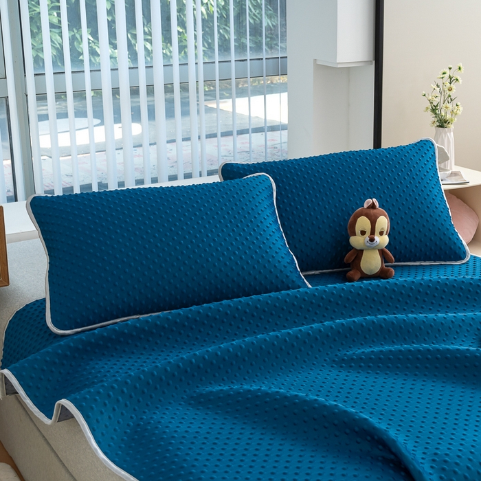 91家纺网 家纺一手货源 找家纺 梵克保罗 2025新款3D轻奢风直播网红热款凉感丝冰豆豆三明治复合床单款凉席两件套三件套 孔雀蓝