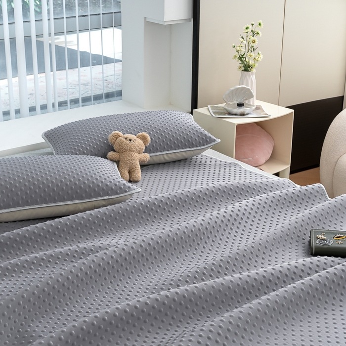 91家纺网 家纺一手货源 找家纺 梵克保罗 2025新款3D轻奢风直播网红热款凉感丝冰豆豆三明治复合床单款凉席两件套三件套 贵族灰