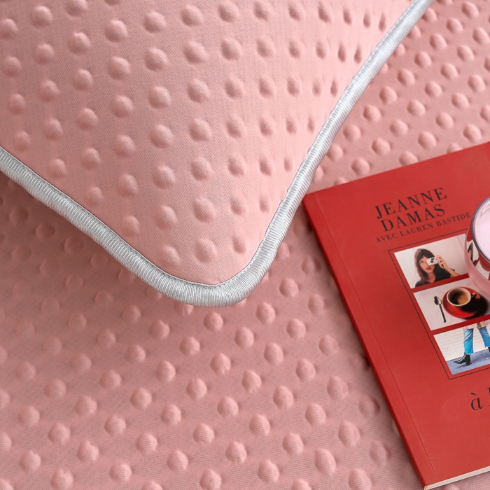 91家纺网 家纺一手货源 找家纺 梵克保罗 2025新款3D轻奢风直播网红热款凉感丝冰豆豆三明治复合床单款凉席两件套三件套 时尚粉