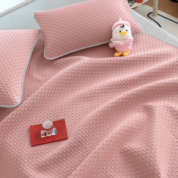 91家纺网 家纺一手货源 找家纺 梵克保罗 2025新款3D轻奢风直播网红热款凉感丝冰豆豆三明治复合床单款凉席两件套三件套 时尚粉