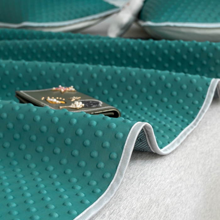 91家纺网 家纺一手货源 找家纺 梵克保罗 2025新款3D轻奢风直播网红热款凉感丝冰豆豆三明治复合床单款凉席两件套三件套 墨绿