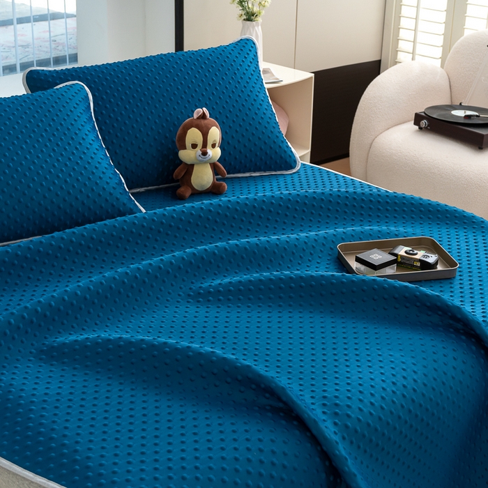 91家纺网 家纺一手货源 找家纺 梵克保罗 2025新款3D轻奢风直播网红热款凉感丝冰豆豆三明治复合床单款凉席两件套三件套 孔雀蓝