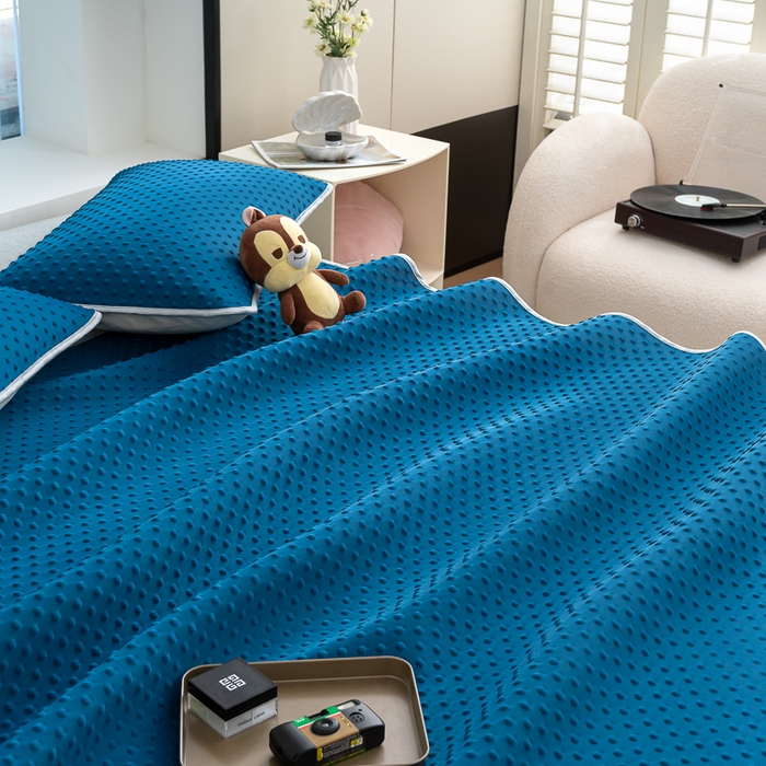 91家纺网 家纺一手货源 找家纺 梵克保罗 2025新款3D轻奢风直播网红热款凉感丝冰豆豆三明治复合床单款凉席两件套三件套 孔雀蓝