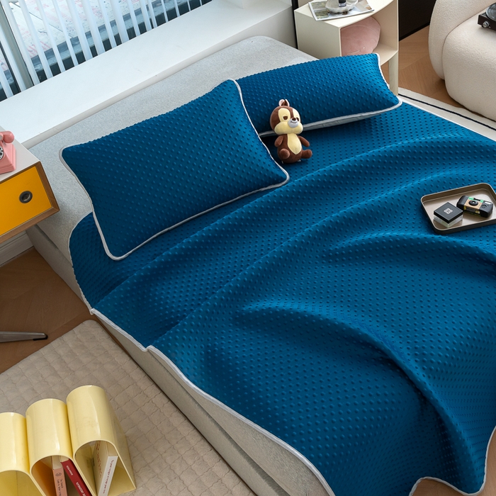 91家纺网 家纺一手货源 找家纺 梵克保罗 2025新款3D轻奢风直播网红热款凉感丝冰豆豆三明治复合床单款凉席两件套三件套 孔雀蓝