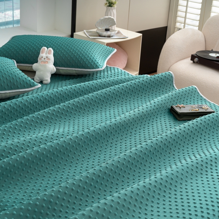 91家纺网 家纺一手货源 找家纺 梵克保罗 2025新款3D轻奢风直播网红热款凉感丝冰豆豆三明治复合床单款凉席两件套三件套 墨绿