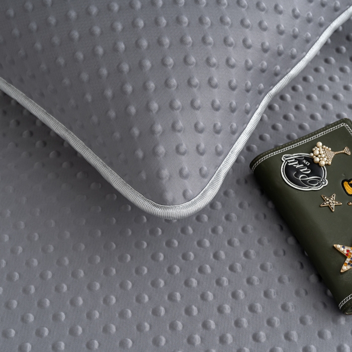 91家纺网 家纺一手货源 找家纺 梵克保罗 2025新款3D轻奢风直播网红热款凉感丝冰豆豆三明治复合床单款凉席两件套三件套 贵族灰