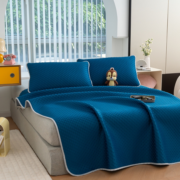 91家纺网 家纺一手货源 找家纺 梵克保罗 2025新款3D轻奢风直播网红热款凉感丝冰豆豆三明治复合床单款凉席两件套三件套 孔雀蓝