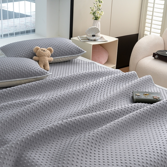 91家纺网 家纺一手货源 找家纺 梵克保罗 2025新款3D轻奢风直播网红热款凉感丝冰豆豆三明治复合床单款凉席两件套三件套 贵族灰