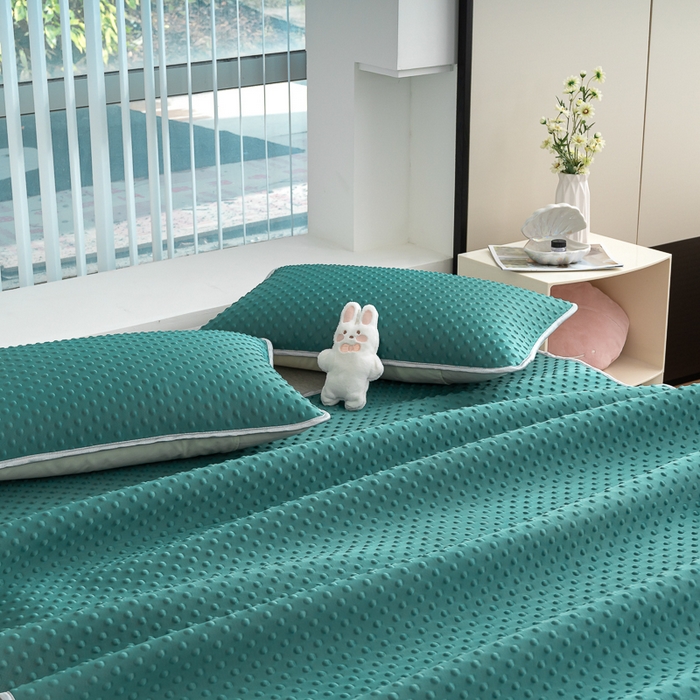 91家纺网 家纺一手货源 找家纺 梵克保罗 2025新款3D轻奢风直播网红热款凉感丝冰豆豆三明治复合床单款凉席两件套三件套 墨绿