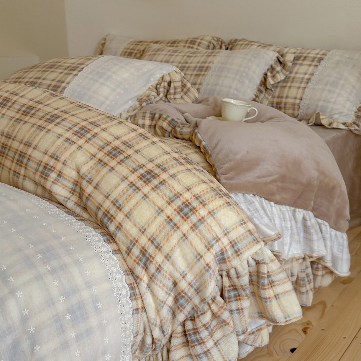 91家纺网 家纺一手货源 找家纺 优悦生活馆 2025新款牛奶绒百褶荷叶花边四件套 南法假日-黄