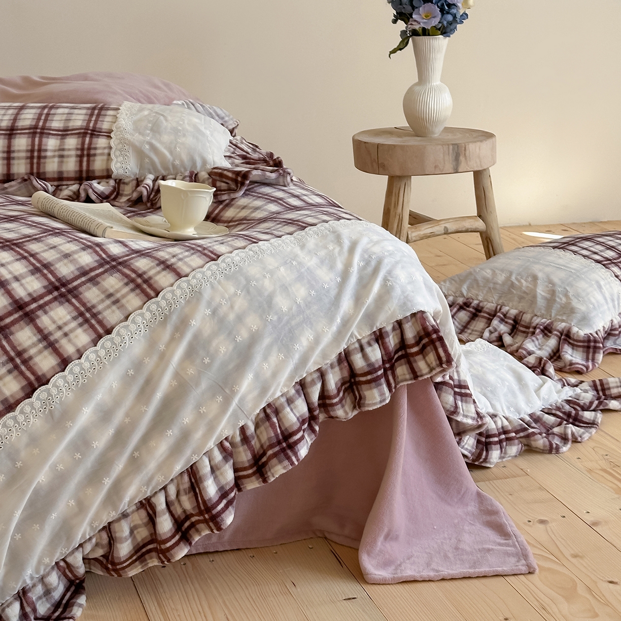 91家纺网 家纺一手货源 找家纺 优悦生活馆 2025新款牛奶绒百褶荷叶花边四件套 南法假日-红