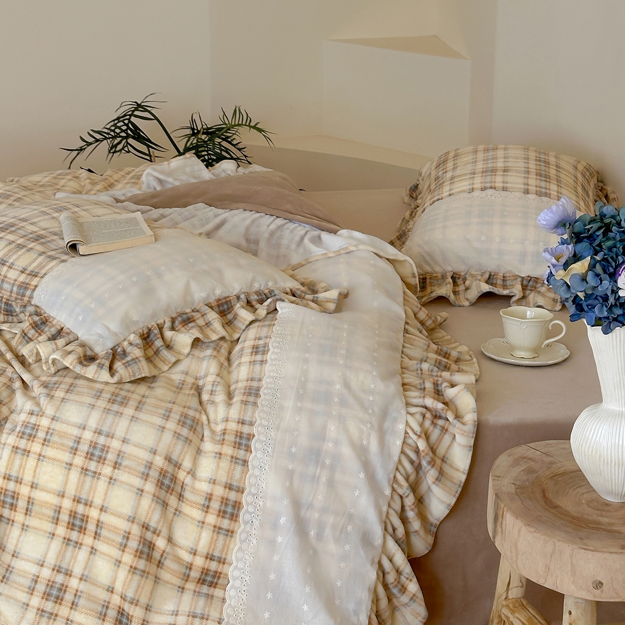 91家纺网 家纺一手货源 找家纺 优悦生活馆 2025新款牛奶绒百褶荷叶花边四件套 南法假日-黄